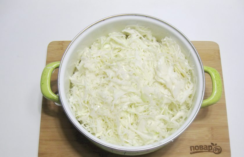 1. Этап. Квашеная капуста с брусникой: С кочана капусты снимите верхние листья. Нашинкуйте капусту тонкой соломкой и выложите в таз или кастрюлю.