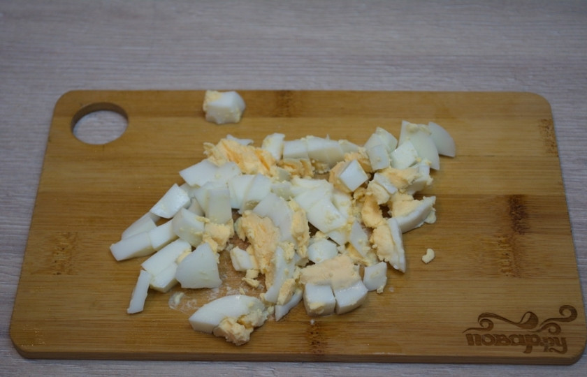 1. Этап. Окрошка классическая: Отварные куриные яйца следует остудить, очистить и нарезать кубиками.