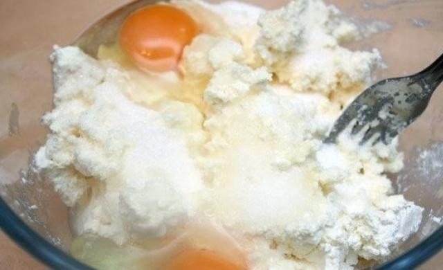 1. Этап. Творожная запеканка с кумкватом: 1. Растираем творог с яйцами и сахаром до получения однородной консистенции.