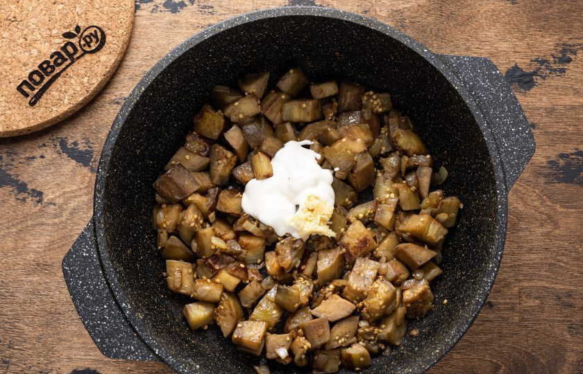 1. Этап. Жареные баклажаны Как грибы: Затем добавьте майонез и измельченный чеснок. Готовьте баклажаны еще 4-5 минут. Удалите лавровый лист в конце.