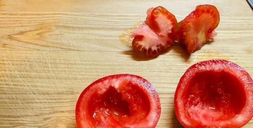 1. Этап. Салат Яркое настроение: Далее помидор. Разрезать помидор пополам. убрать мякоть с соком.