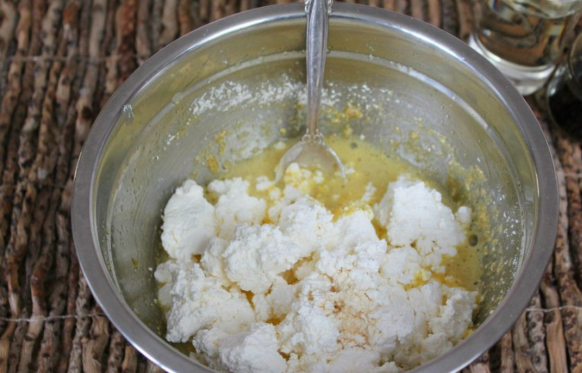 1. Этап. Сырники с овсянкой: Далее, добавляем творог и ваниль (ванильную настойку или ванильный сахар).