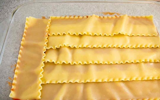 1. Этап. Лазанья простая: Дно формы залейте тонким слоем томатной пасты, затем - слой макарон.