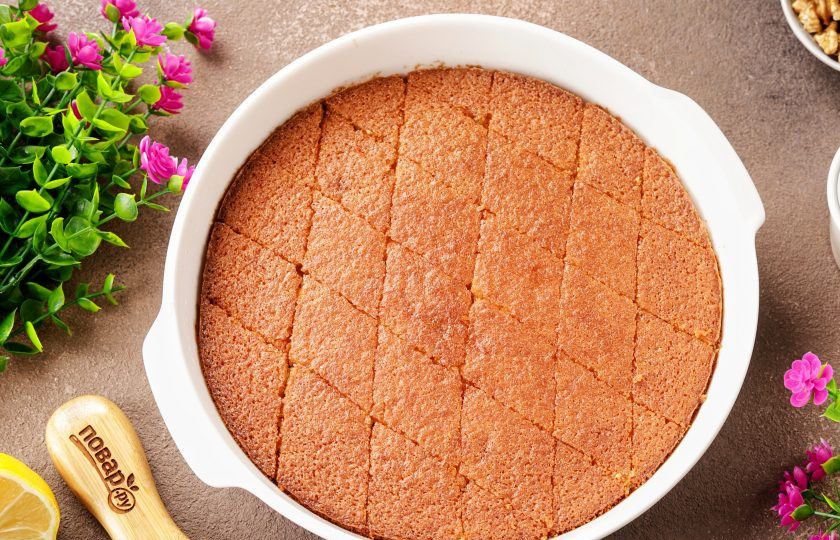 1. Этап. Пирог Равани: Нарежьте пирог на квадратные ломтики или ромбики.