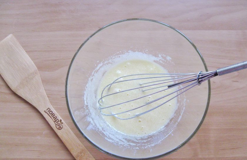 1. Этап. Кекс на кефире с корицей: Хорошо взбейте венчиком яйцо с сахаром.