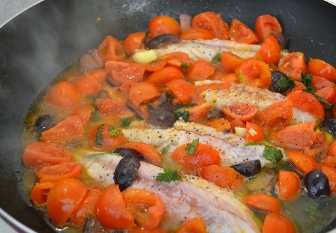 1. Этап. Скумбрия, тушенная с овощами: Аккуратно переверните филе, когда оно снизу красиво обжарится. Добавить соль, перец, зелень петрушки, разрезанные оливки и вино. Тушим 5 минут на слабом огне под крышкой.