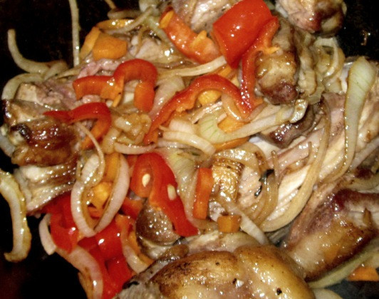 1. Этап. Шурпа из свиных ребрышек: Через 2-3 минуты туда же отправляем очищенный и нарезанный болгарский перец. Обжариваем на сильном огне, поэтому не забываем помешивать.