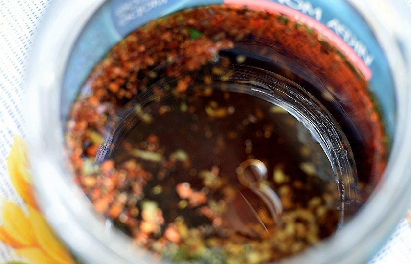 1. Этап. Освежающий салат из огурцов с арахисом: Имбирь очистите и очень мелко порубите. Выложите в баночку с винтовой крышкой, добавьте туда же соевый соус, сироп, лимонный сок, хлопья чили и оливковое масло. Закрутив крышку, энергично потрясите баночку.