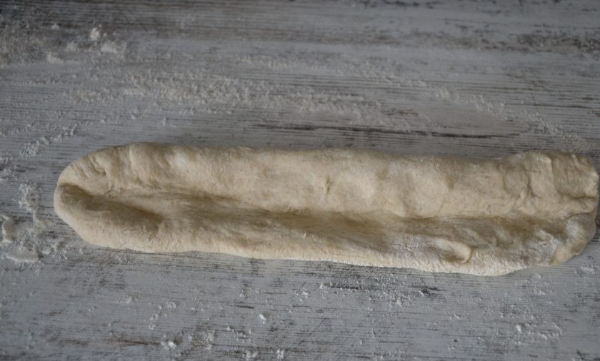 1. Этап. Багет ржаной: Сформуйте багет, для этого растяните заготовку в сторону, сделайте небольшой подворот на одну треть, защипните.