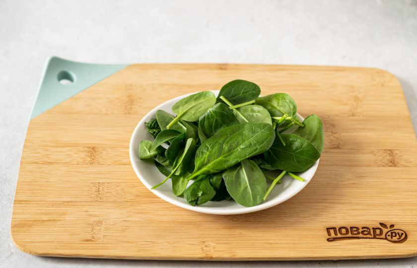 1. Этап. Салат с хурмой и шпинатом: Шпинат помойте, обсушите.