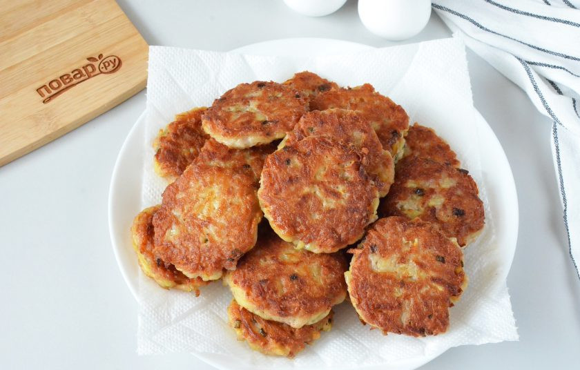 1. Этап. Драники картофельные с фаршем: Снимите драники на бумажное полотенце, чтобы убрать лишний жир. Повторите с оставшейся картофельной массой. У меня получилось 18 драников.