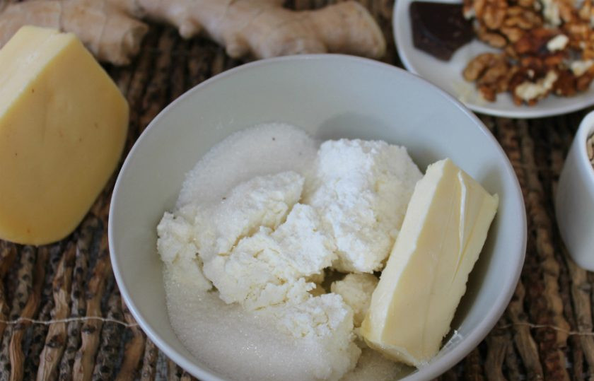 1. Этап. Сырные конфеты: В пиалу кладем творог, масло и добавляем сахар.