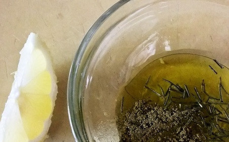 1. Этап. Салат с тыквенными семечками: 4. Теперь делаем салатную заправку: смешиваем растительное или оливковое масло с чесноком и лимонным соком. Также добавляем розмарин и тимьян. Все перемешиваем и оставляем на 10 минут.