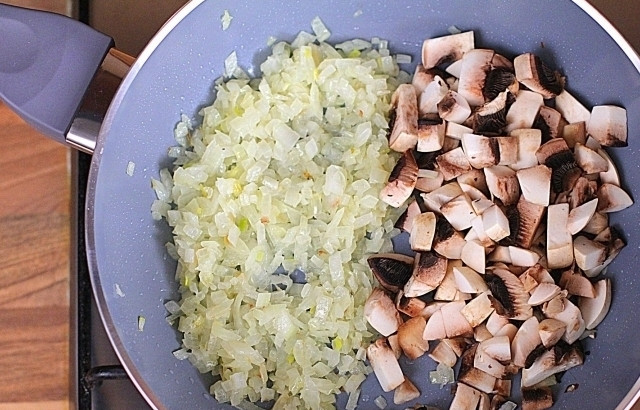 1. Этап. Постные картофельные пирожки: 1. Лук мелко нашинкуйте и обжарьте до полуготовности, теперь добавьте мелко нарезанные шампиньоны. Продолжайте обжаривать лук с грибами до готовности. Периодически помешивайте.