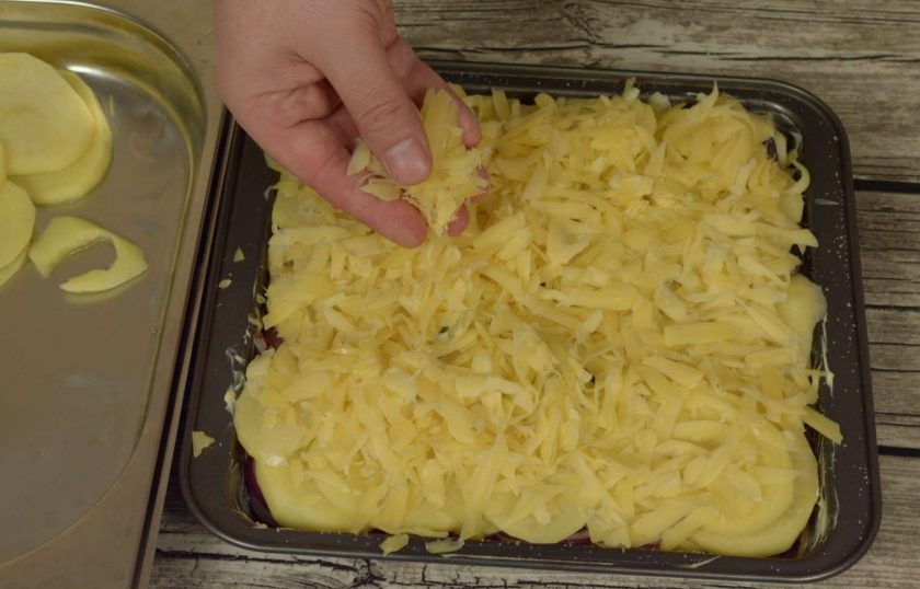 1. Этап. Французское мясо: 6. На лук я выкладываю еще слой картофеля. Следующий слой - тертый сыр. Добавьте его больше - запеканка получится вкуснее.