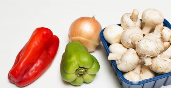 1. Этап. Бутерброды с грибами и перцем: Подготовить продукты.