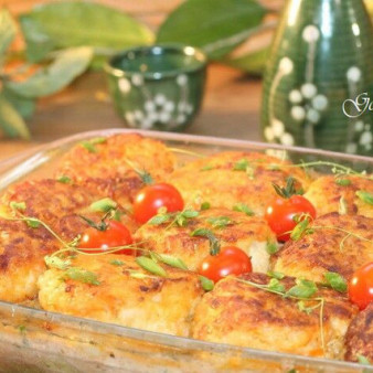 Куриные котлеты на кабачковой подушке