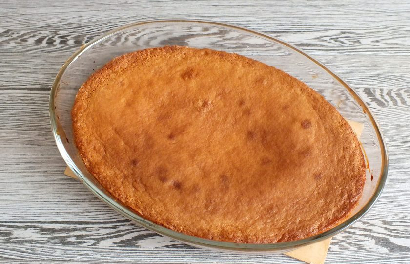 1. Этап. Пирог с бананами и киви: По истечении времени проверьте пирог на готовность деревянной шпажкой. Она должна быть сухой. Готовый пирог достаньте из духовки и оставьте минут на 15 в форме.