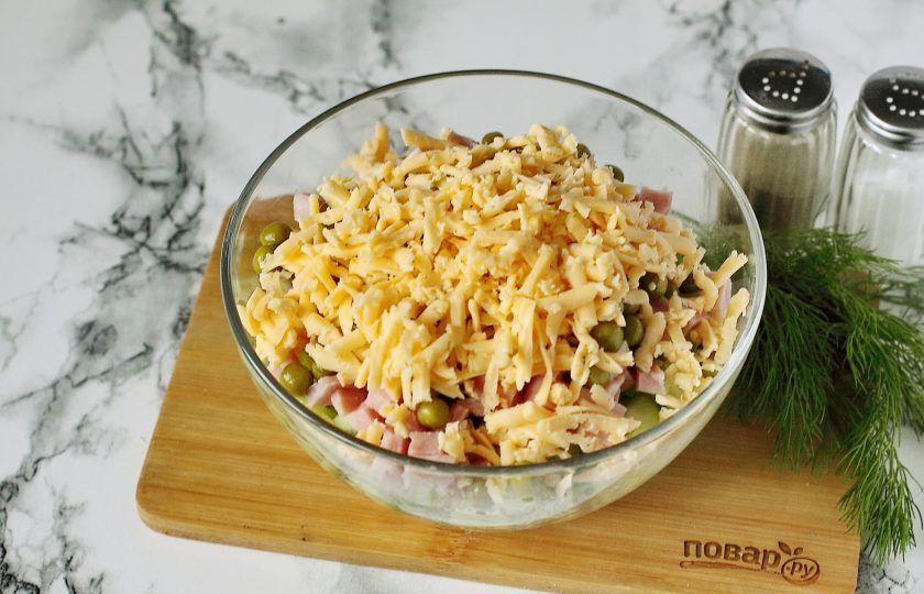 1. Этап. Салат Старый Новый год: И тертый на крупной терке сыр.