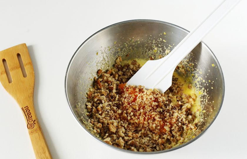 1. Этап. Тыквенно-морковный кекс: Добавьте измельченные овощи и рубленые орехи.