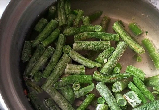 1. Этап. Салат с тунцом и стручковой фасолью: Фасоль, не размораживая, отвариваем в кипящей воде пару минут. Откидываем на дуршлаг и, чтобы она не потеряла яркий зелёный цвет, обдаём её сразу же холодной водой. Даём жидкости полностью стечь.