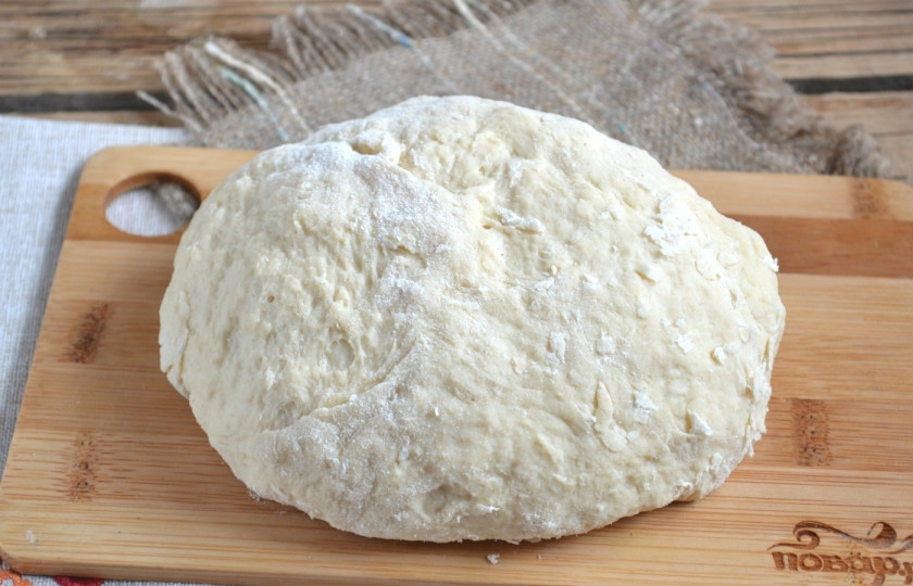 1. Этап. Пирожки с луком на кефире: Готовое тесто оставьте при комнатной температуре, пока будете готовить начинку.