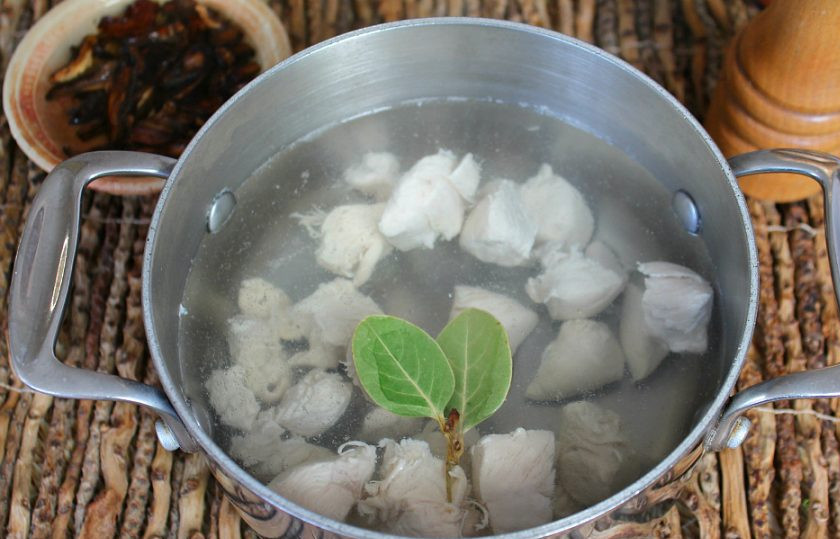 1. Этап. Суп Царский: В кастрюлю наливаем воду и кладем нарезанное кусочками куриное филе. Доводим до кипения, снимаем пену. Далее, добавляем лавровый лист и соль. Варим 20 минут.