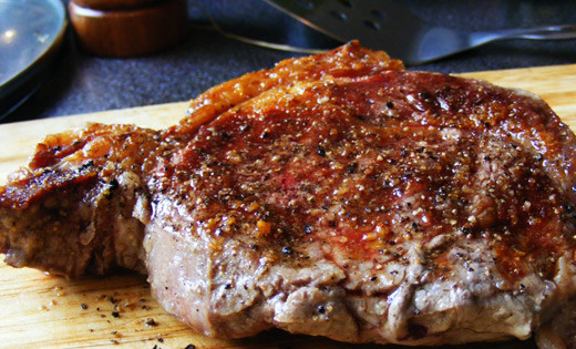 1. Этап. Говядина под соусом: 3. Готовый кусочек мяса пропитать немного соусом с одной и другой стороны.