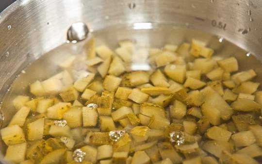 1. Этап. Вкусный рассольник: Огурцы нарежьте кубиками и залейте их водой, чтобы она их покрывала. Доведите воду до кипения, варите 5 минут.