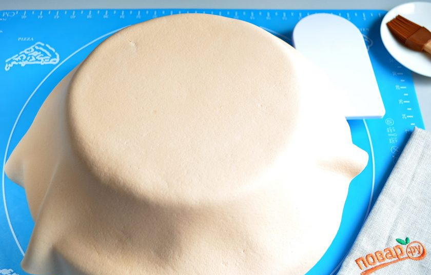 1. Этап. Торт Биткойн: 18. С помощью скалки перенесите мастику на торт, руками осторожно выдавите воздух, пригладьте верх, а потом и бока торта.