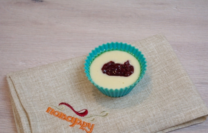 1. Этап. Вкусные кексы: Теперь в силиконовую форомку наливаем тесто. Наливаем не до краев, а чтоб примерно сантиметр (ну, или чуть меньше) оставался свободным. В центр выкладываем чайную ложку варенья. Оно обязательно должно быть густым, чтобы было как начинка, а не часть тесто (если растечется).