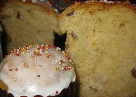 1. Этап. Пасхальный кулич простой: Слегка остывшие куличи украшаем глазурью и кондитерской посыпкой.