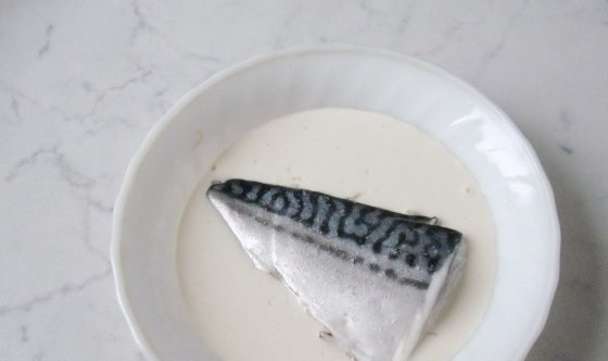 1. Этап. Скумбрия в тесте: 5. Все 4 кусочка по очереди обволакиваем в полученном жидком тесте с обеих сторон.