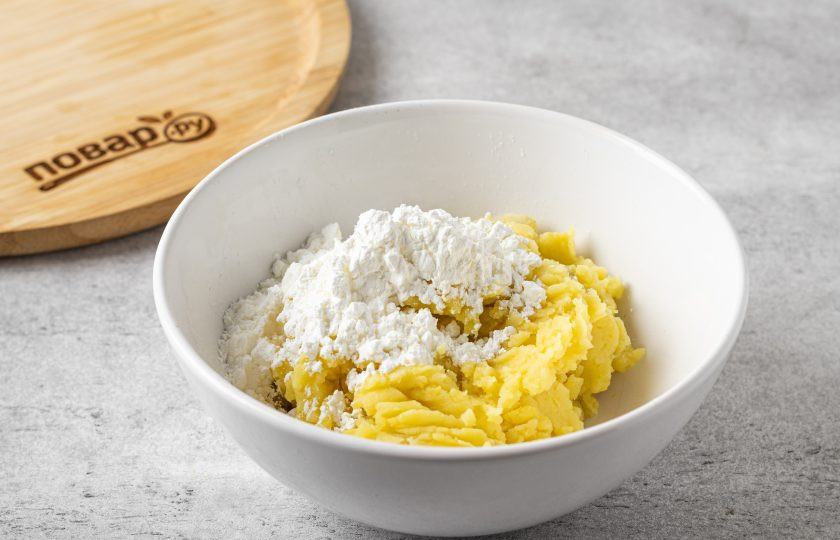 1. Этап. Картофельные лепешки Имомоти: Очистите картофель от кожуры и разомните толкушкой в пюре. Добавьте крахмал. Тщательно перемешайте.