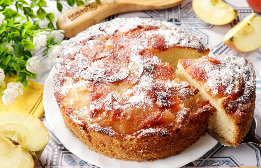 1. Этап. Шарлотка с яблоками в аэрогриле: Шарлотка с яблоками в аэрогриле готова. Перед подачей можно слега присыпать сахарной пудрой. Приятного аппетита!