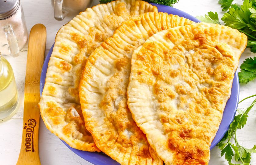 1. Этап. Чебуреки в казане: Подавайте к столу чебуреки горячими с различными соусами и напитками.