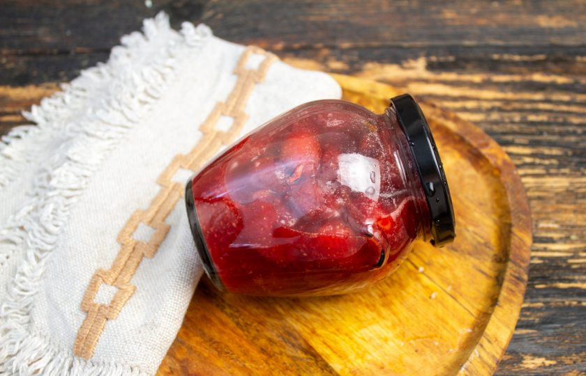 1. Этап. Варенье из клубники с белым шоколадом: Залейте горячее варенье в подготовленные, простерилизованные банки и закупорьте крышками. Уберите под теплый плед и оставьте до полного остывания.