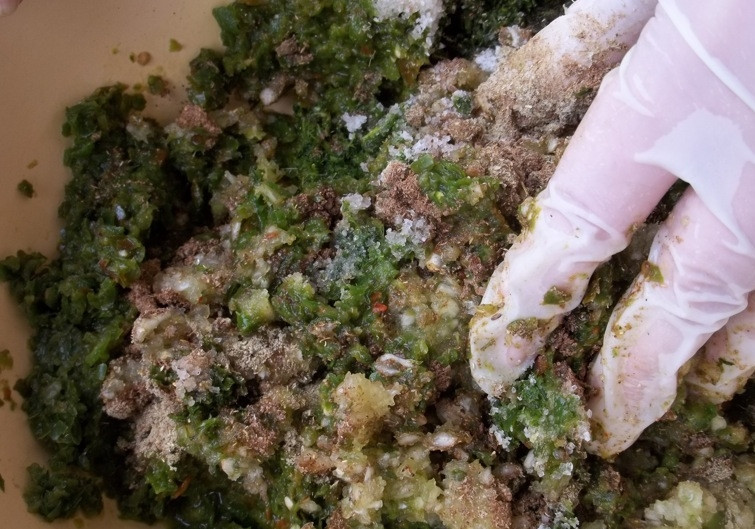 1. Этап. Зеленая аджика: Добавить соль и специи. Перемешать руками (только в перчатках, иначе обожжетесь).