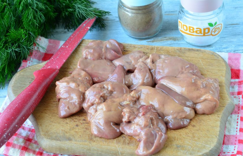 1. Этап. Куриная печень с грецкими орехами: Куриную печень промойте, удалите прожилки и нарежьте средними кусочками.