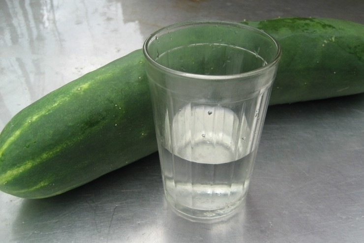 1. Этап. Брага из риса для самогона: Далее напиток (самогон) необходимо хранить в холодильнике. Отлично сочетается он со свежим огурцом!