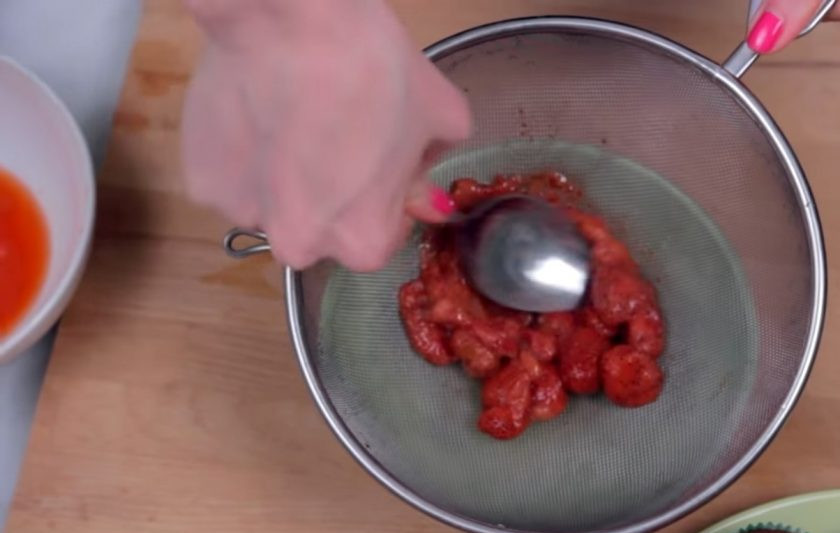 1. Этап. Шоколадные капкейки с клубничным кремом: 5. Клубнику процедите и протрите до состояния однородного пюре с помощью сита или блендера.