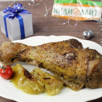 Голень индейки с яблоками