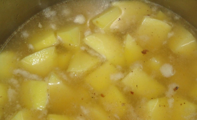1. Этап. Хычин с домашним сыром: Картофель очищаем, нарезаем кубиками и ставим вариться до готовности.