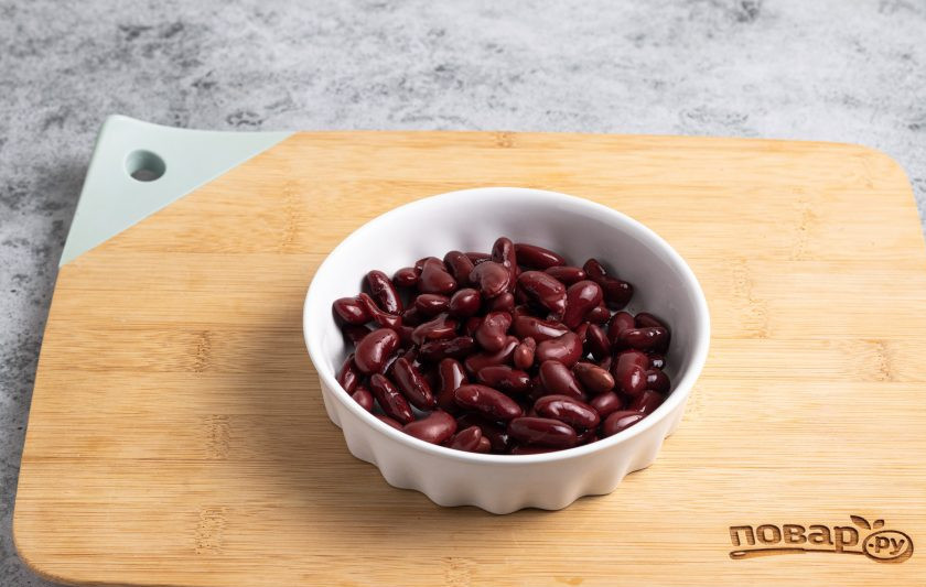 1. Этап. Салат из фасоли по-болгарски: Консервированную фасоль промойте и откиньте на сито, чтобы стекла лишняя жидкость.