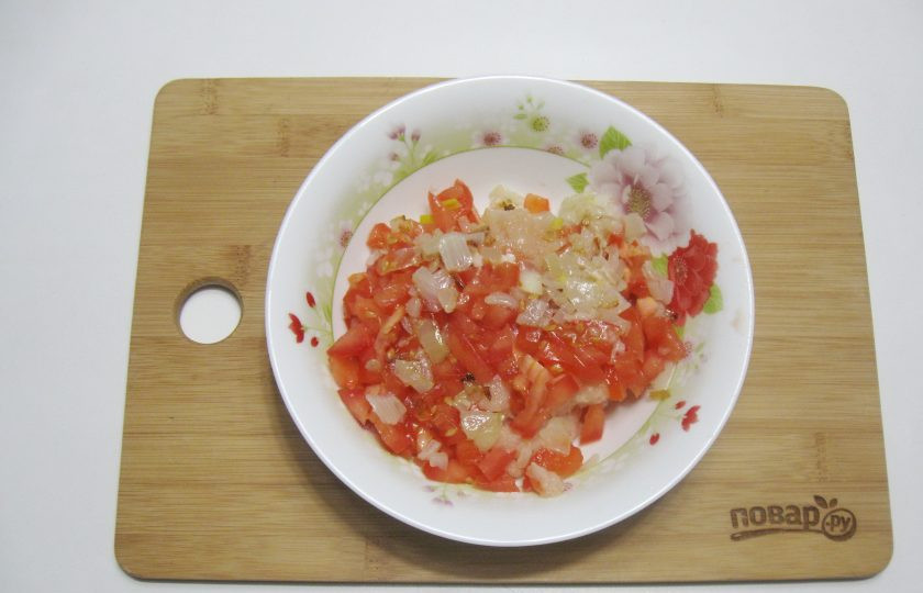1. Этап. Перцы фаршированные курицей в духовке: Добавьте жареный лук к филе и помидору.