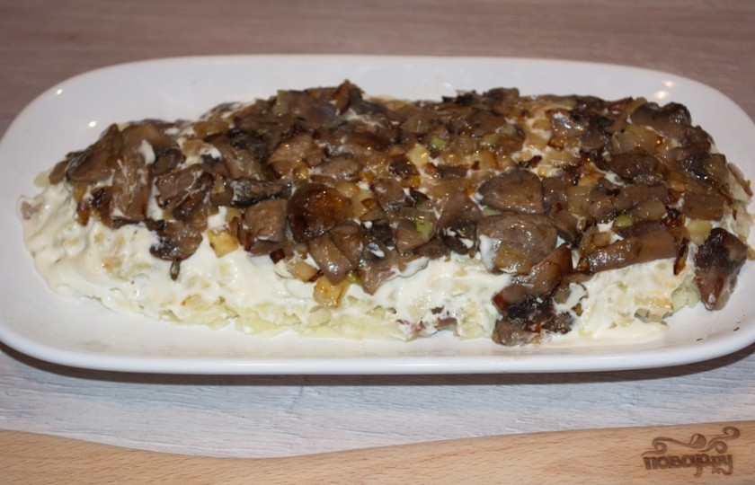 1. Этап. Салат Лисий хвост: Выкладываем остывшие грибы. Разровняйте.