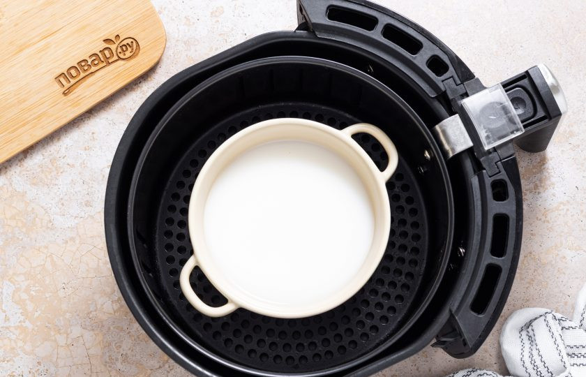 1. Этап. Рисовая каша в аэрогриле: Поставьте горшочек в чашу аэрогриля. Готовьте 40 минут при температуре 200 градусов.