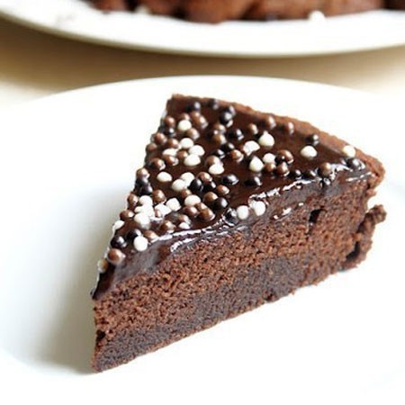 1. Stage. Chocolate Pie in 20 Minutes: Cover the cake with chocolate. You can decorate with any sprinkle.