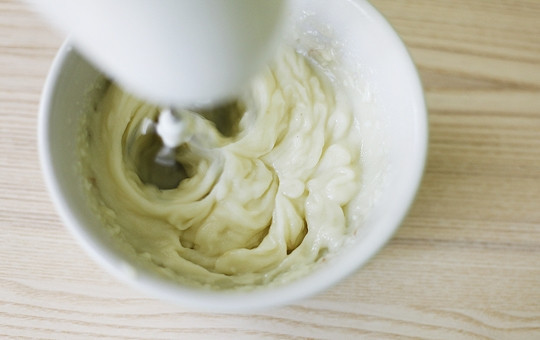 1. Этап. Яблочное мороженое без сливок: 3. С помощью погружного блендера или миксера взбейте мякоть в пюре. Добавьте по вкусу сахарную пудру.