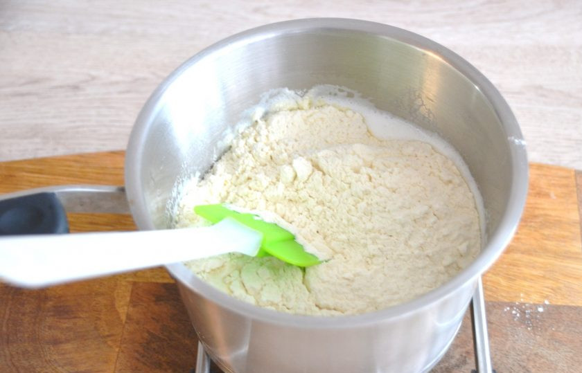 1. Этап. Крем Пломбир для эклеров: Всыпьте в сотейник разом всю муку, интенсивно размешайте.